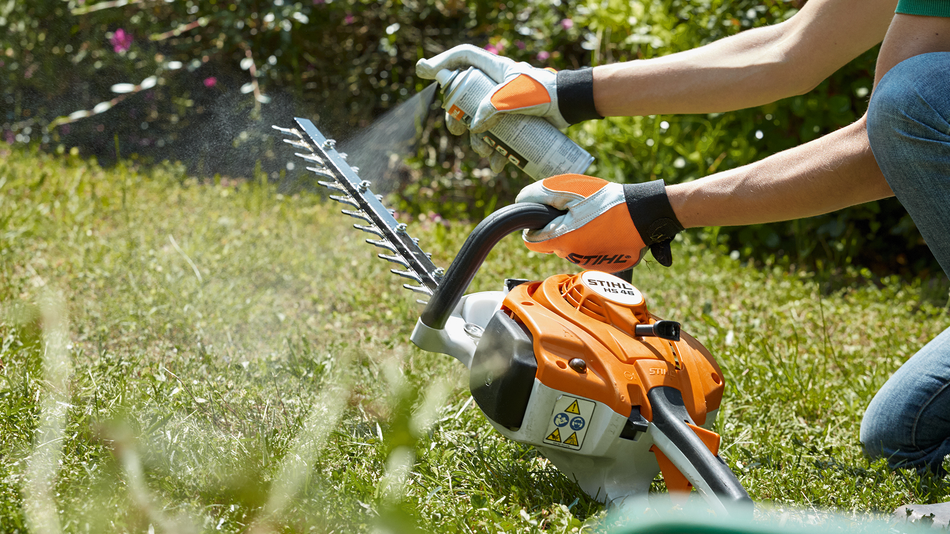 Limpieza de un cortasetos de gasolina STIHL HS 46 con STIHL Superclean